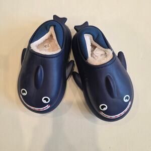 NEW Shark clogs w/sherpa and fur lining‎ in navy blue sz 150 US 8.5